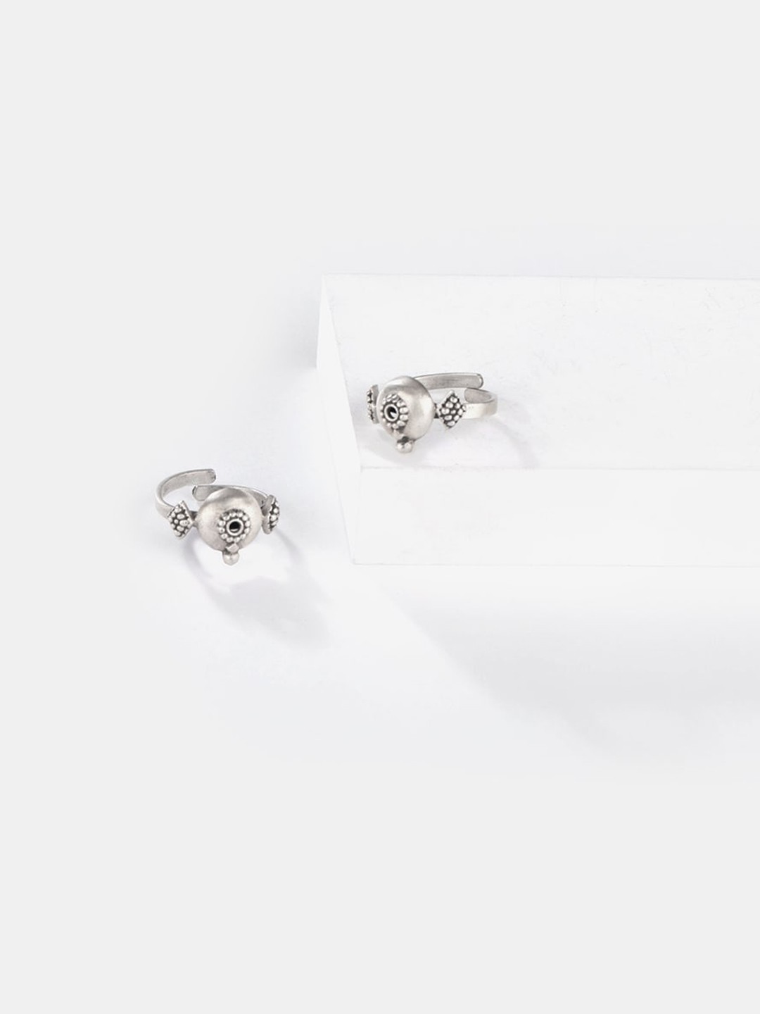 

SHAYA Set of 2 Silver-Toned 925 Silver Antique Beejis Committee Meeting Toe Rings