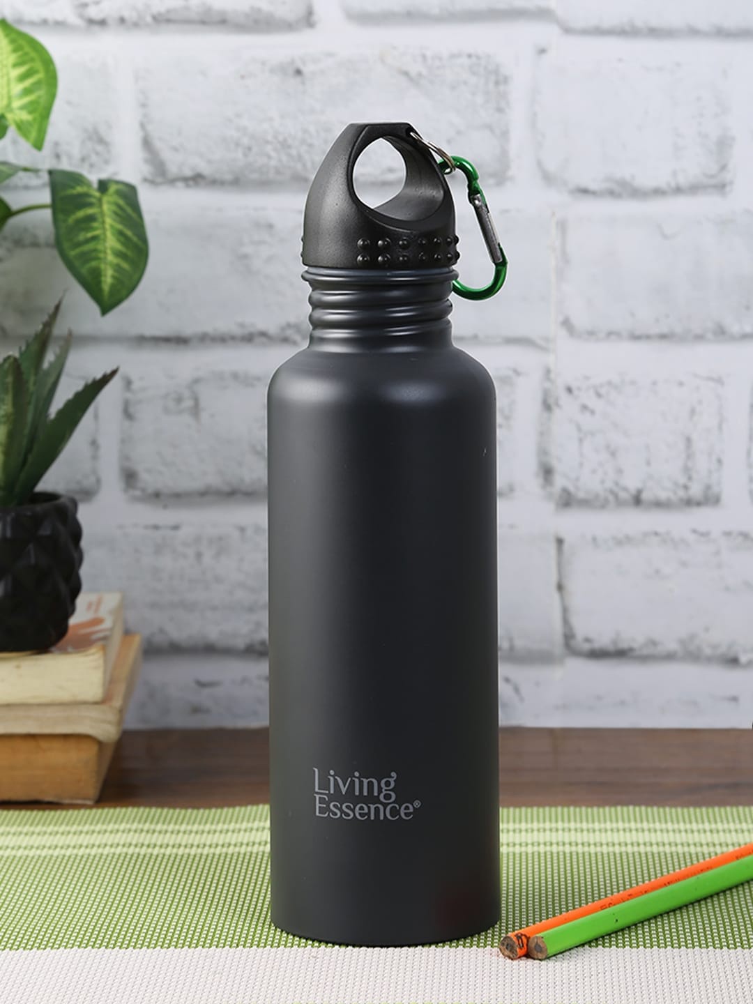 

HomeTown Charcoal Grey Solid Pro Stainless Steel Bottle 1 L