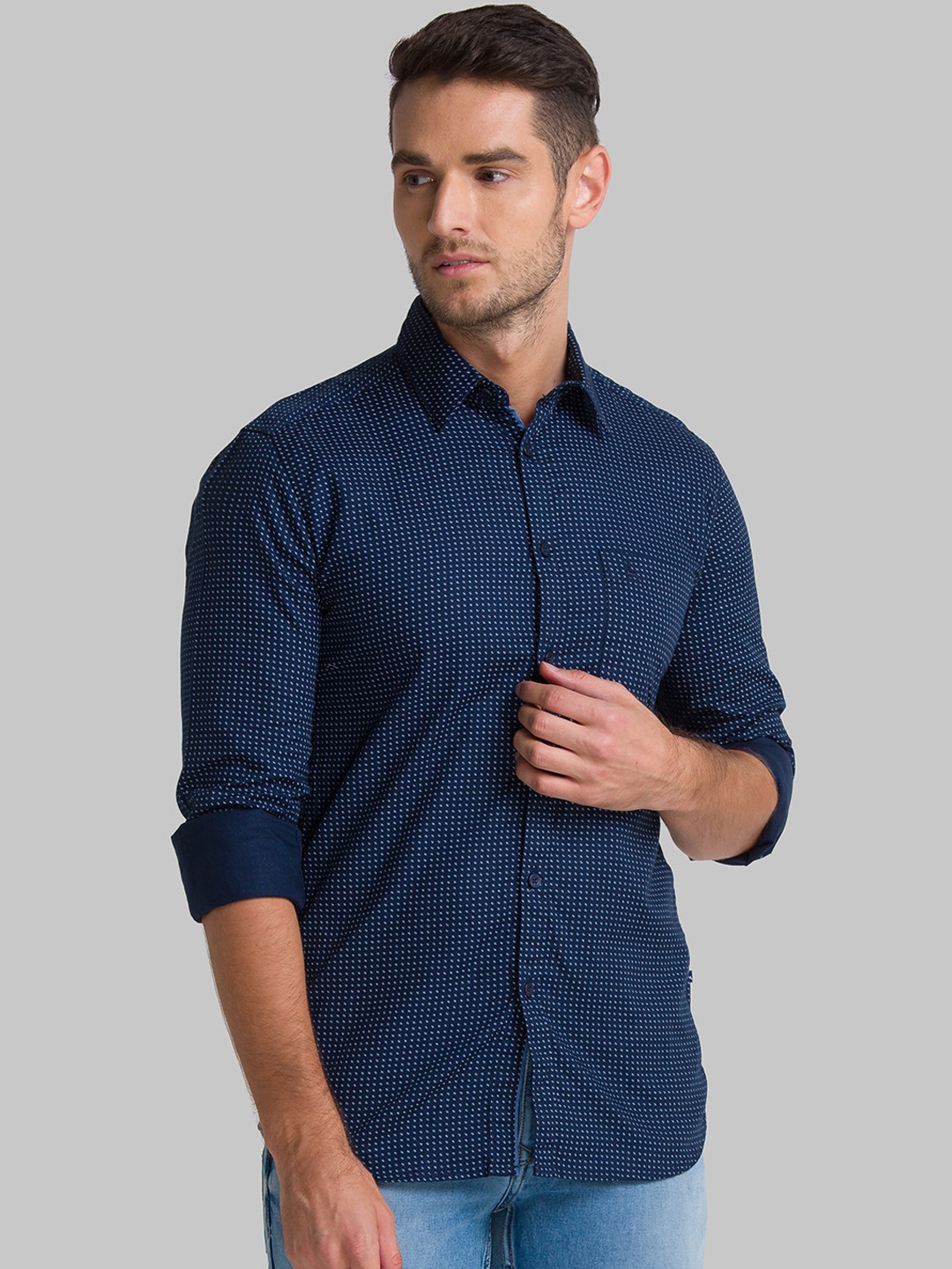 

Parx Men Blue Slim Fit Micro Checks Opaque Casual Shirt