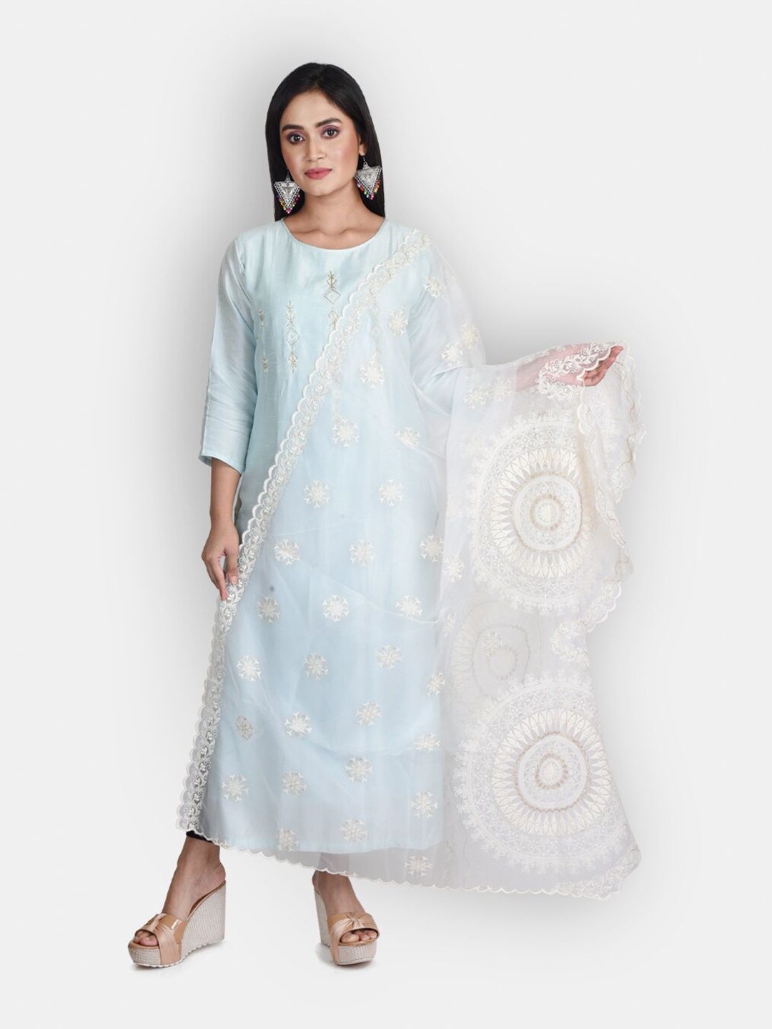 

Sanwara White Embroidered Organza Dupatta With Thread Work