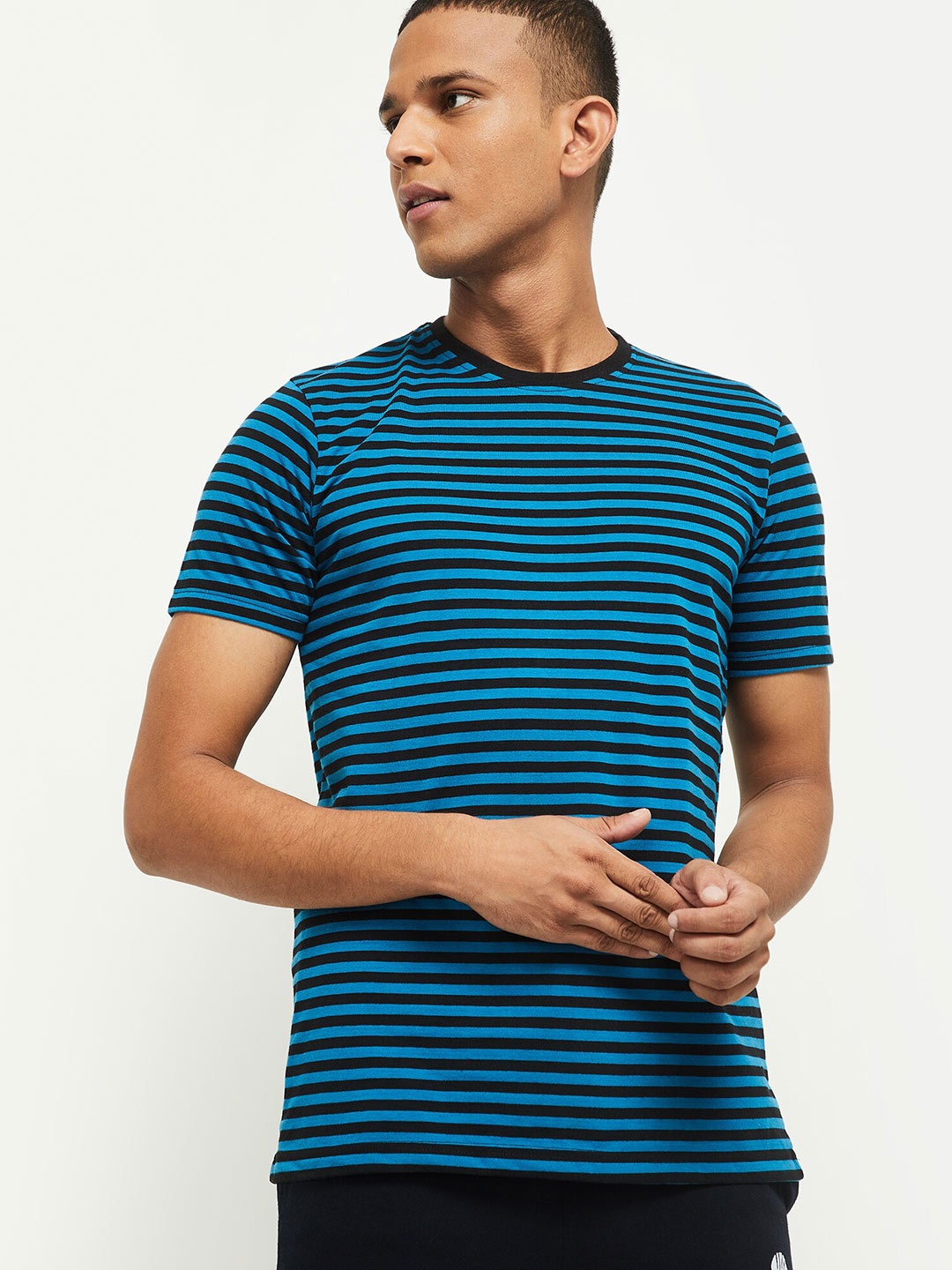 

max Men Blue & Black Striped T-shirt