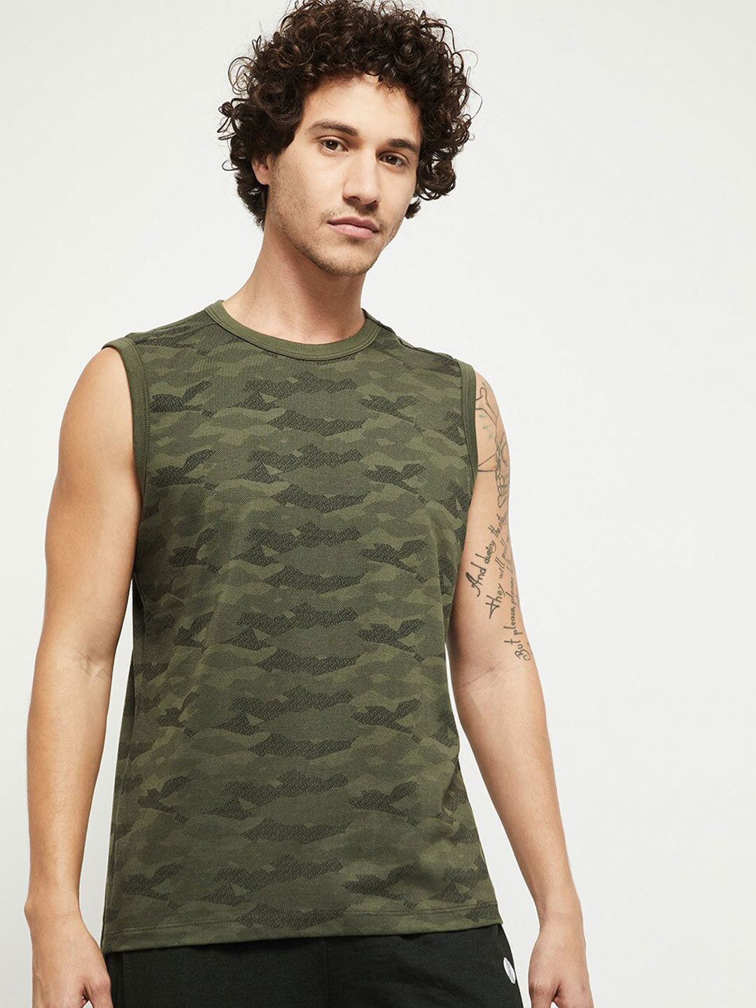 

max Men Green Camouflage Printed Raw Edge T-shirt