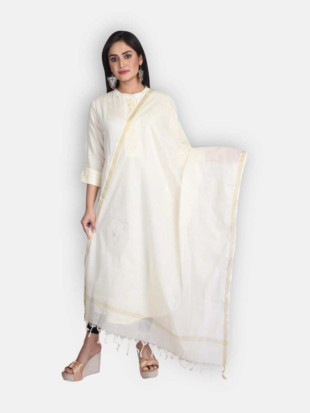 

Sanwara Women Off White & Gold-Toned Solid Dupatta