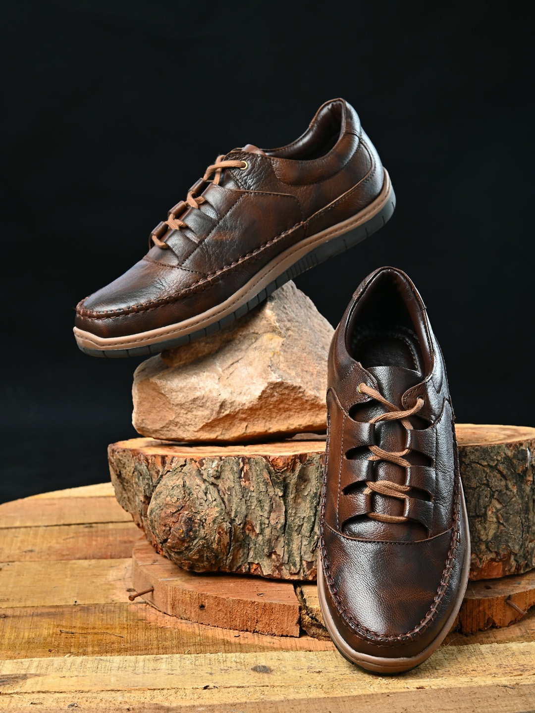 

Hydes N Hues Men Brown Textured Leather Sneakers