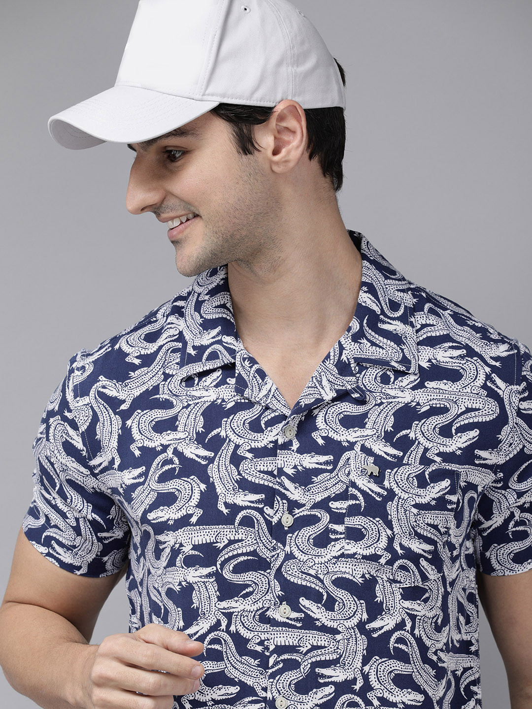 

THE BEAR HOUSE Men Blue Printed Bowling Collar Shirt