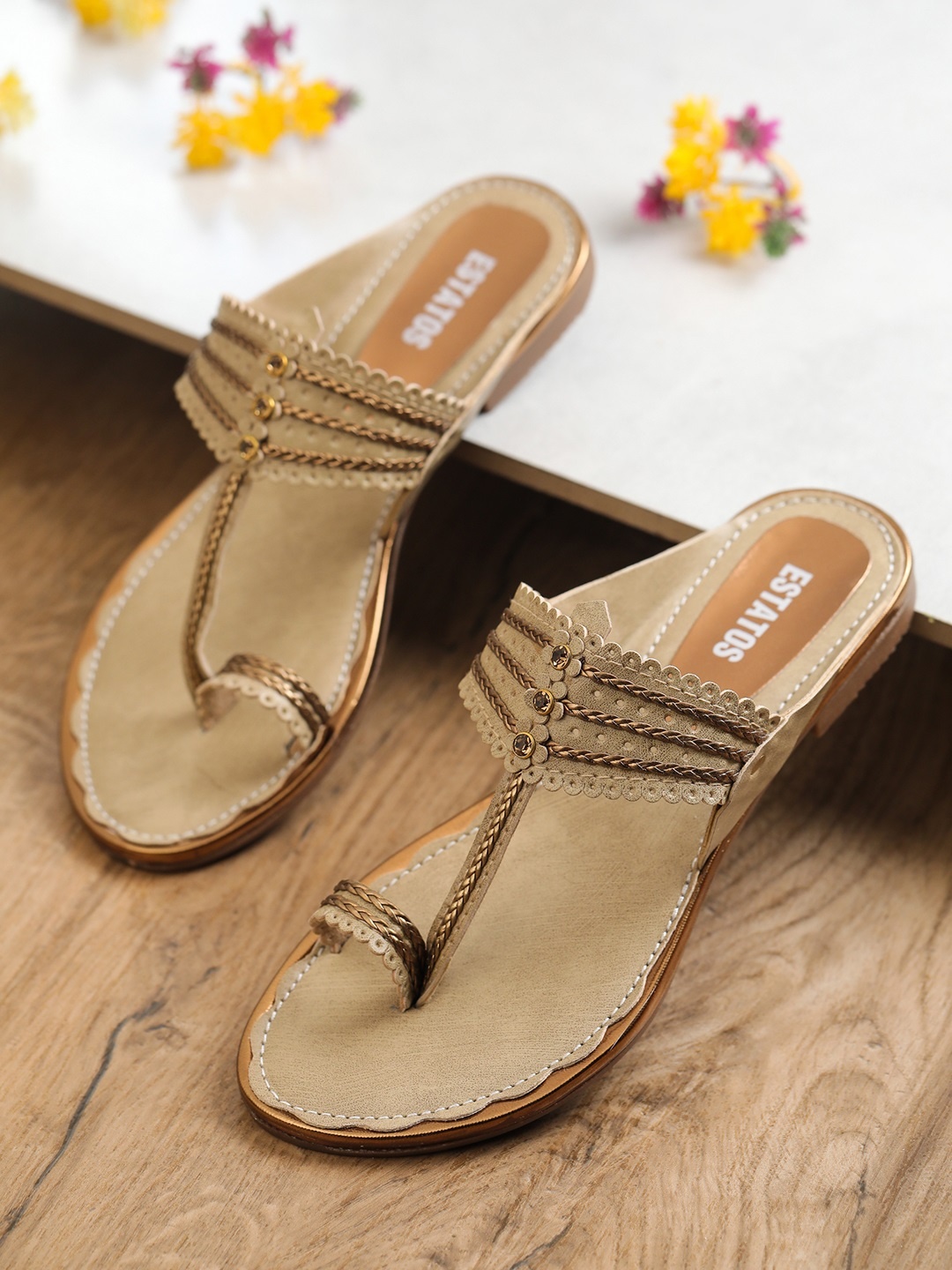 

ESTATOS Women Gold-Toned Ethnic One Toe Flats