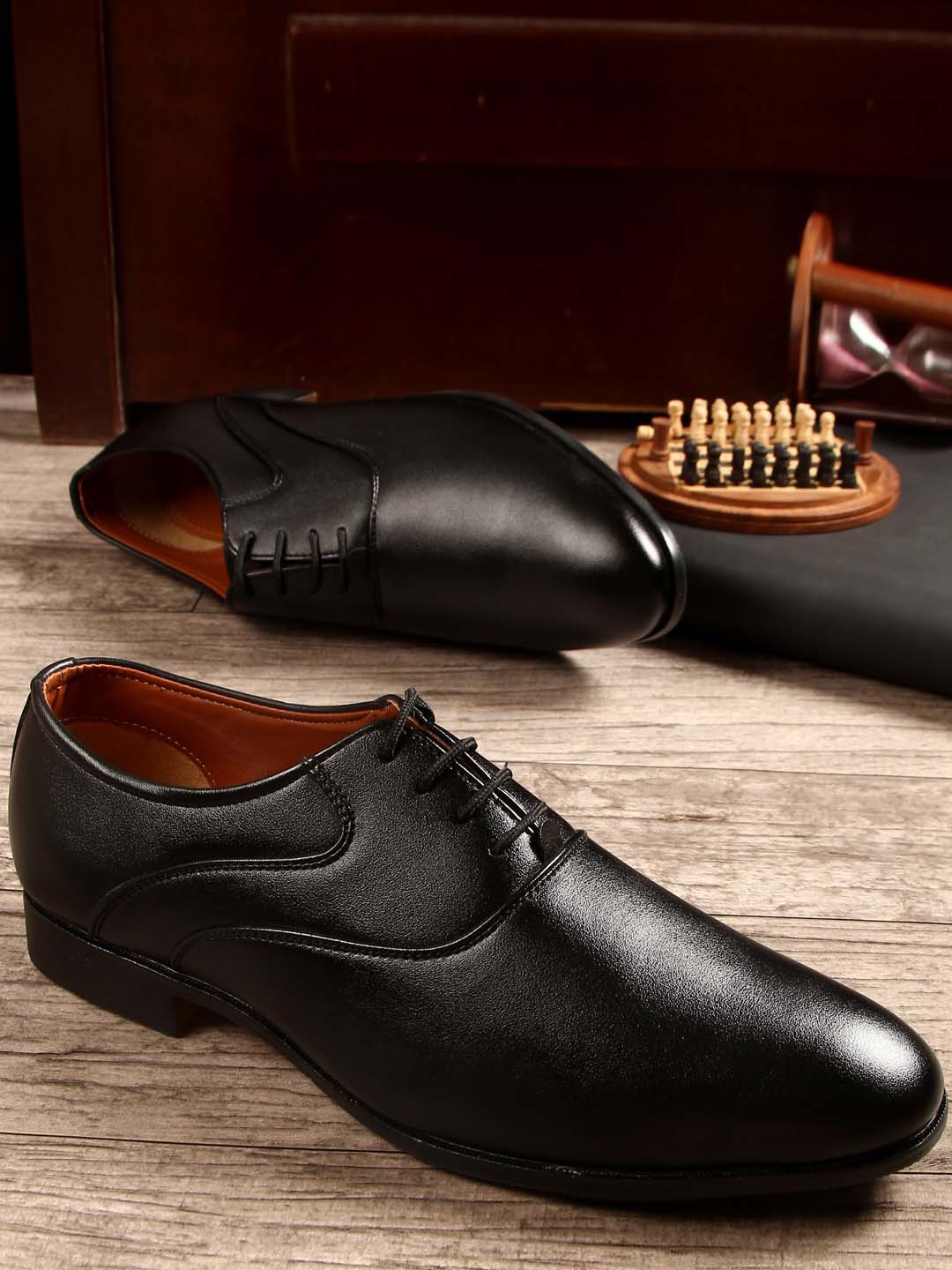 

MUTAQINOTI Men Black Solid Leather Oxfords