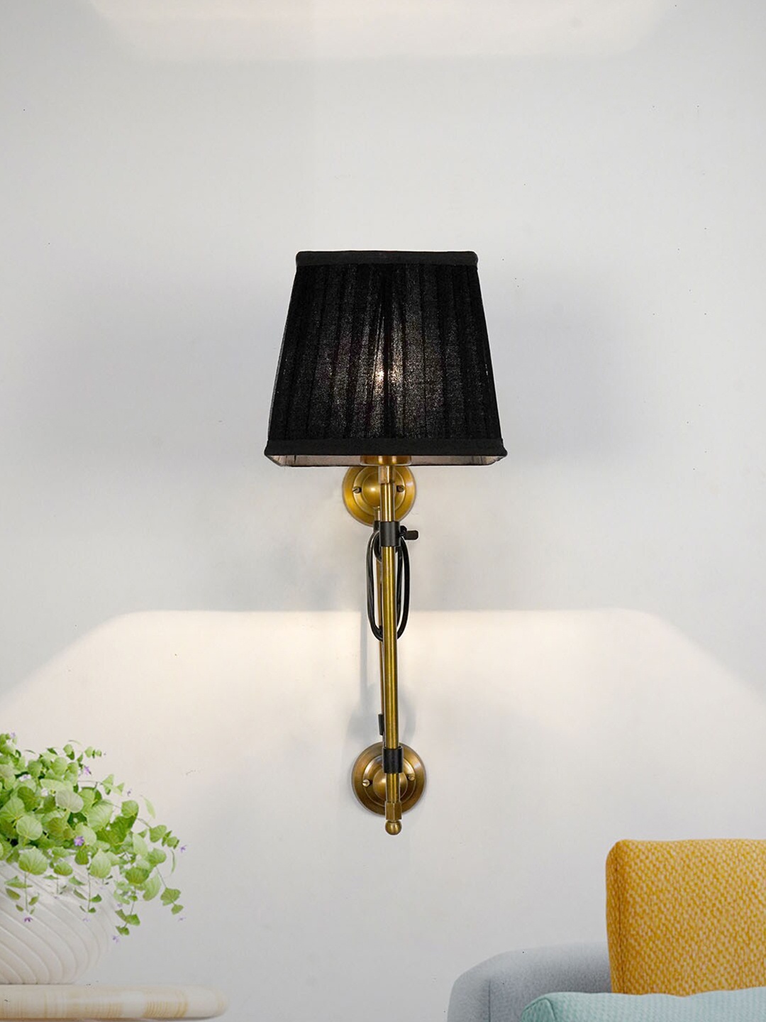 

Fos Lighting Black & Gold-Toned Contemporary Wall Lamp