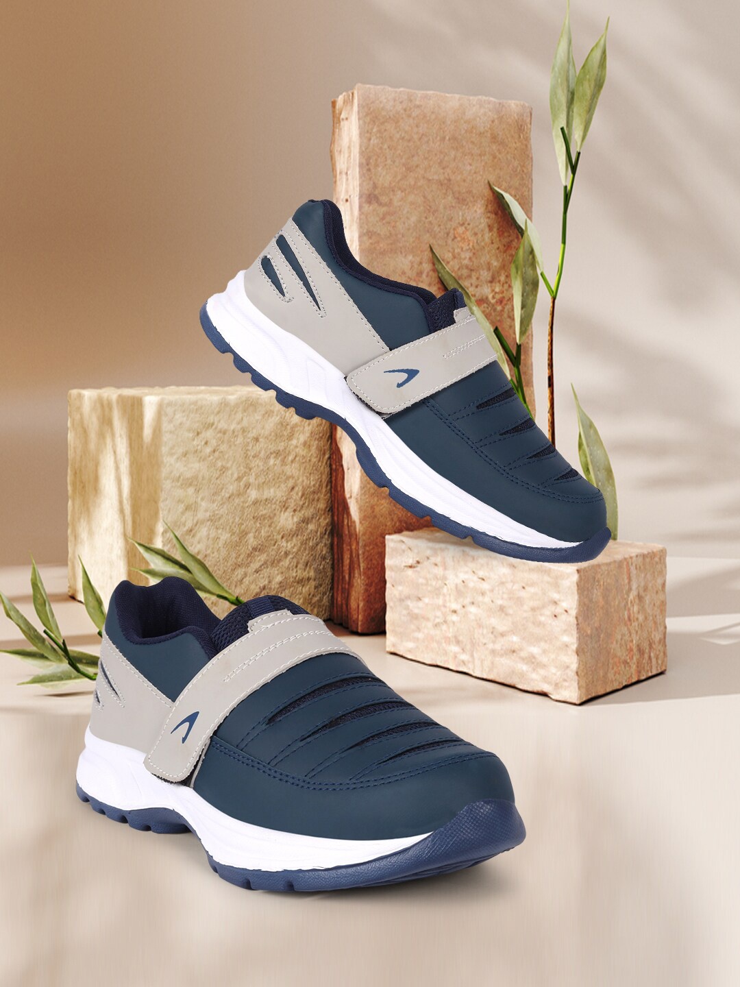 

CLYMB Men Blue & Beige Running Shoes
