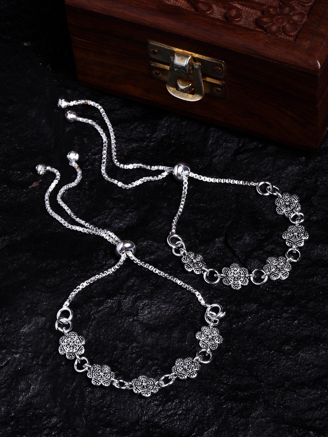 

PANASH Set Of 2 Oxidised Silver-Plated Floral Anklets