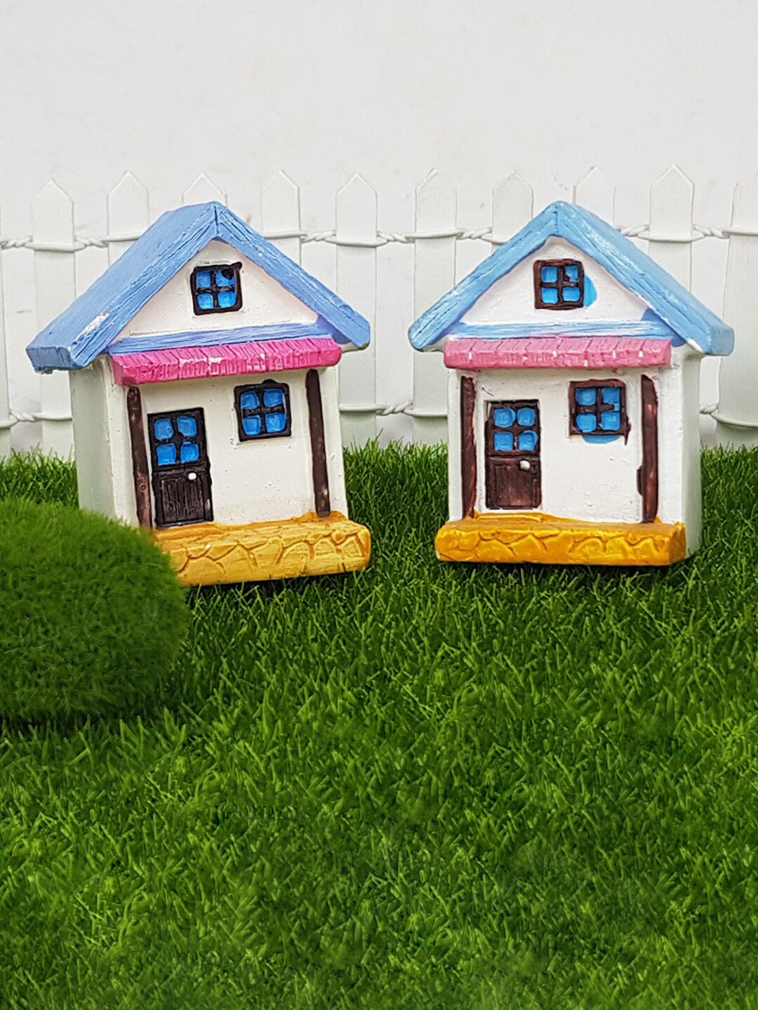 

Wonderland Set of 2 White & Blue Resin House Garden Accessory
