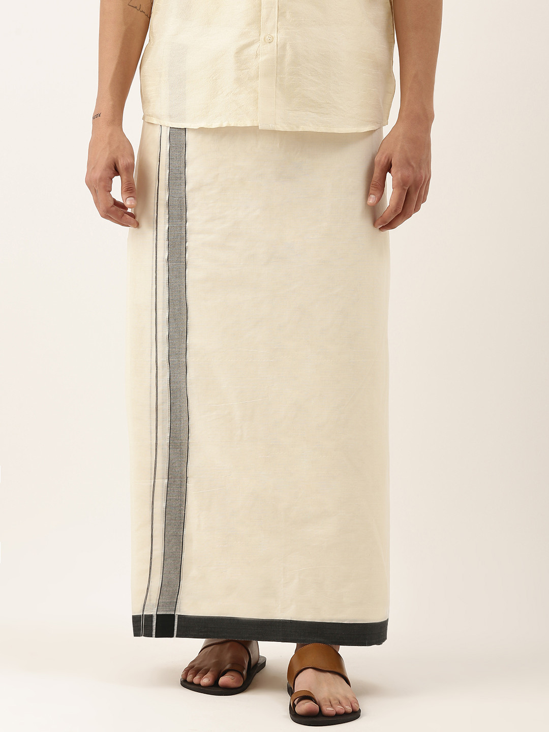 

THANGAMAGAN Men Off-White Solid Pure Cotton Dhoti with Fancy Border
