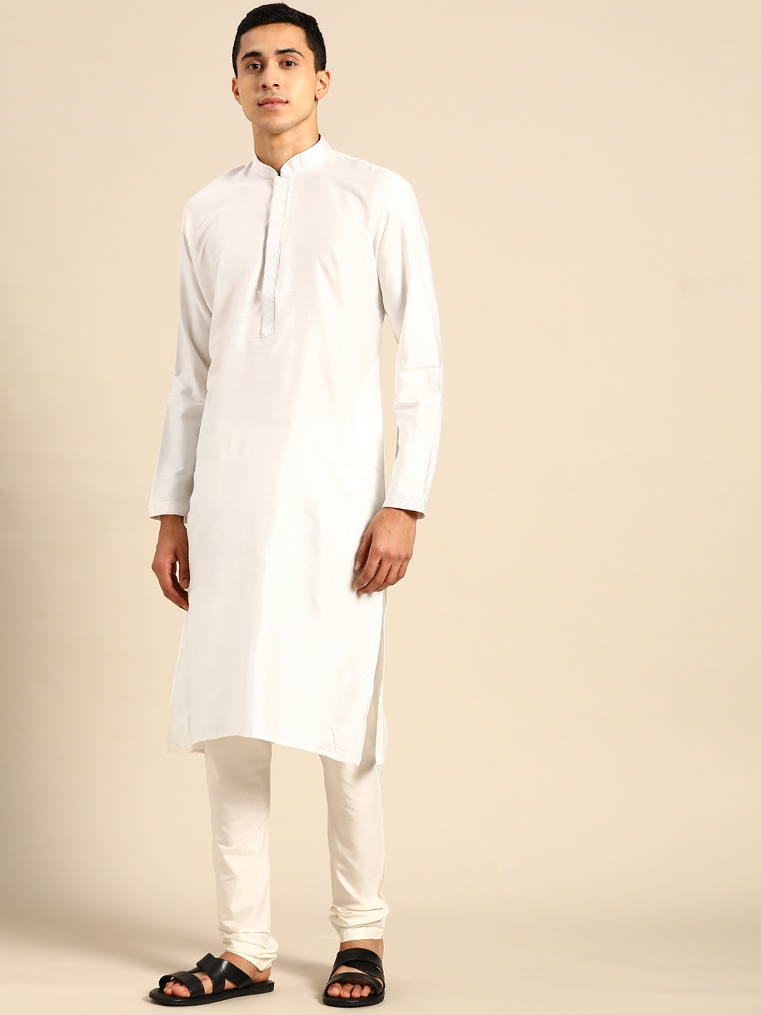 

RAJUBHAI HARGOVINDAS Men White Embroidered Thread Work Kurta