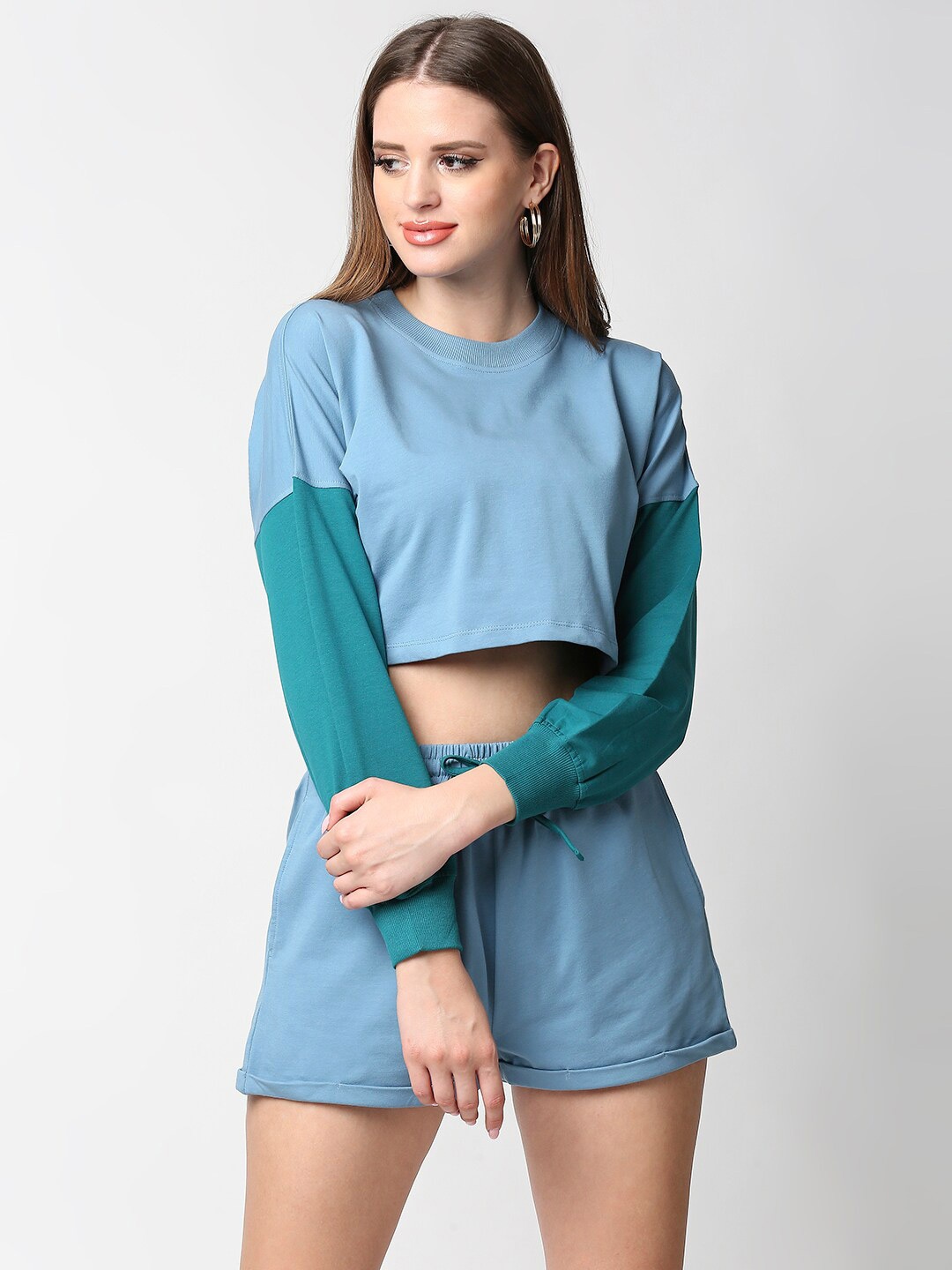 

ANWAIND Women Blue & Green Colourblocked Pure Cotton Crop Top With Shorts