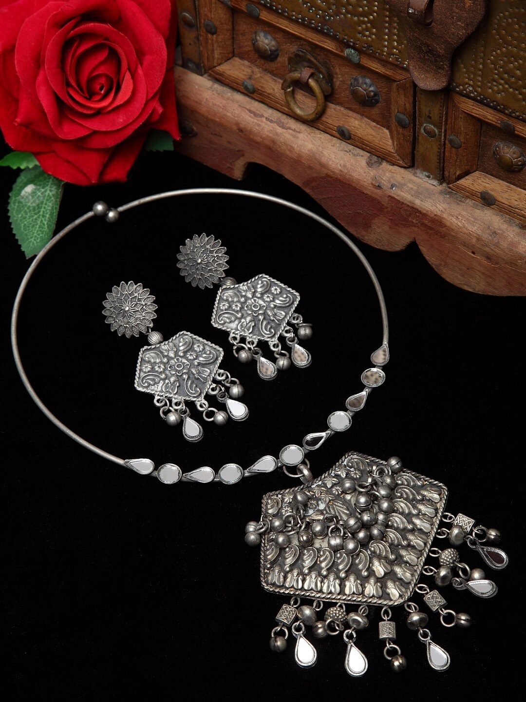 

Moedbuille Oxidised Silver-Plated Beaded Handcrafted Mirror Jewellery Set