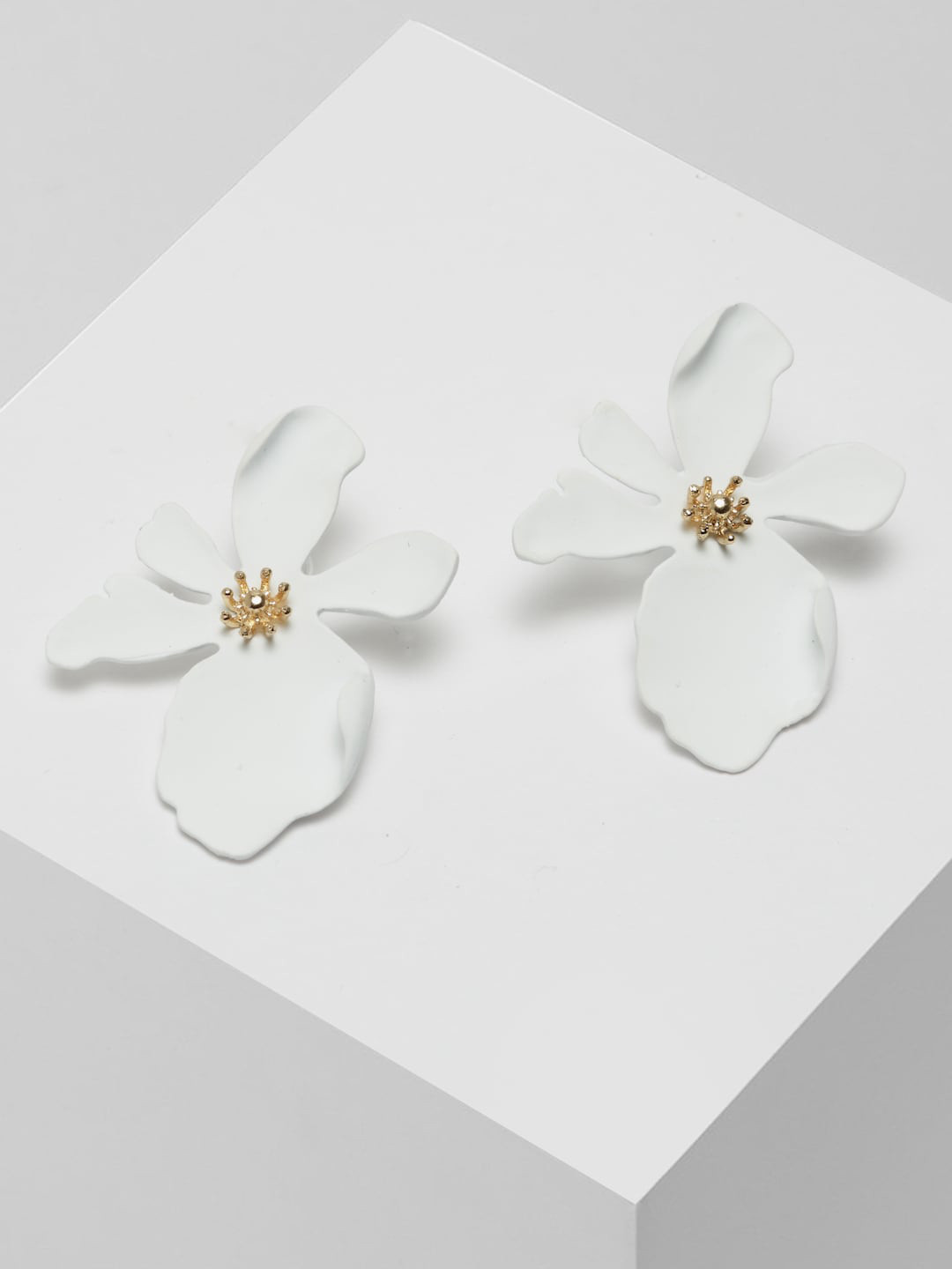 

AVANT-GARDE PARIS White Floral Studs Earrings