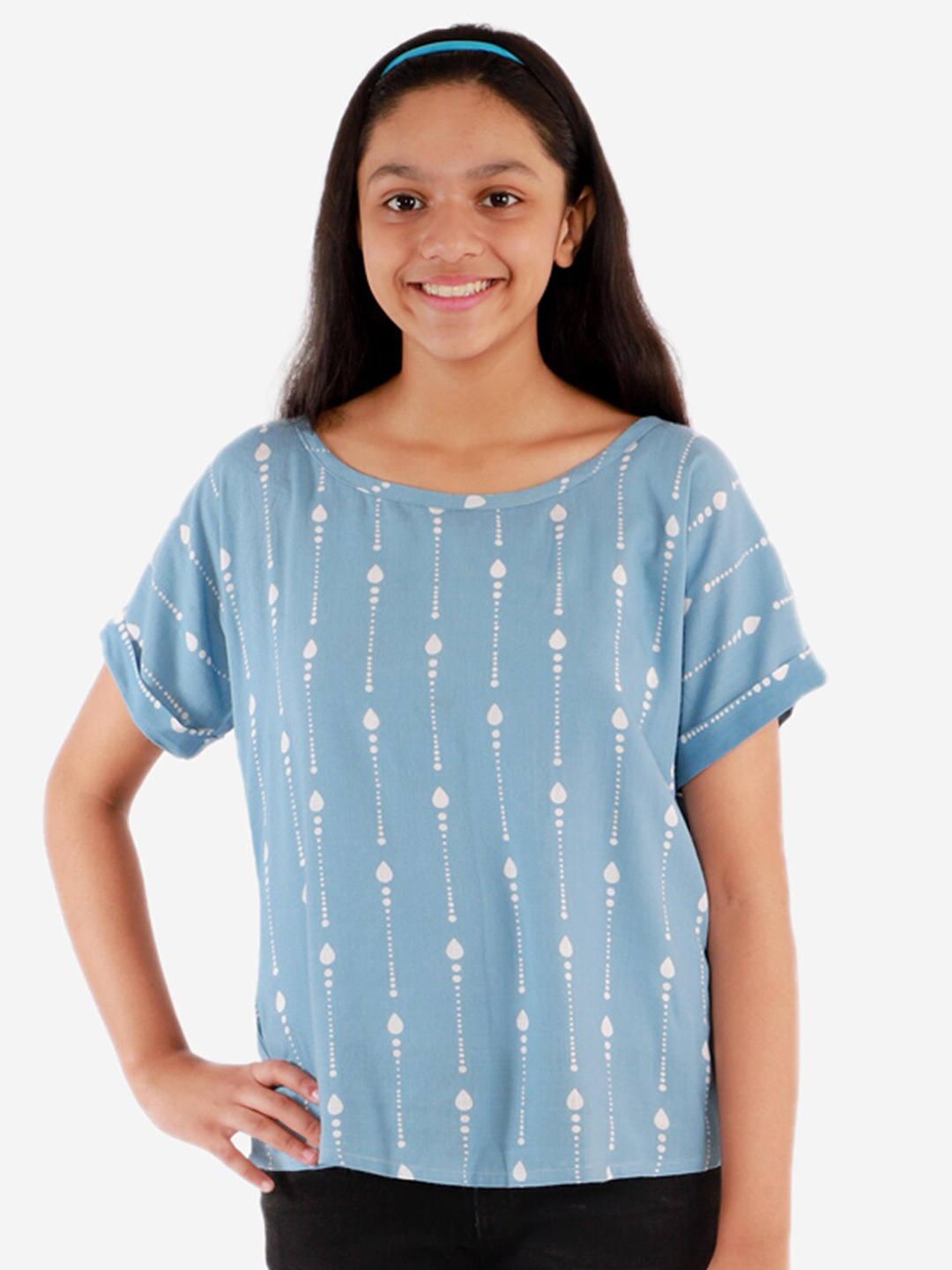 

Chipbeys Blue & White Geometric Extended Sleeves Regular Top