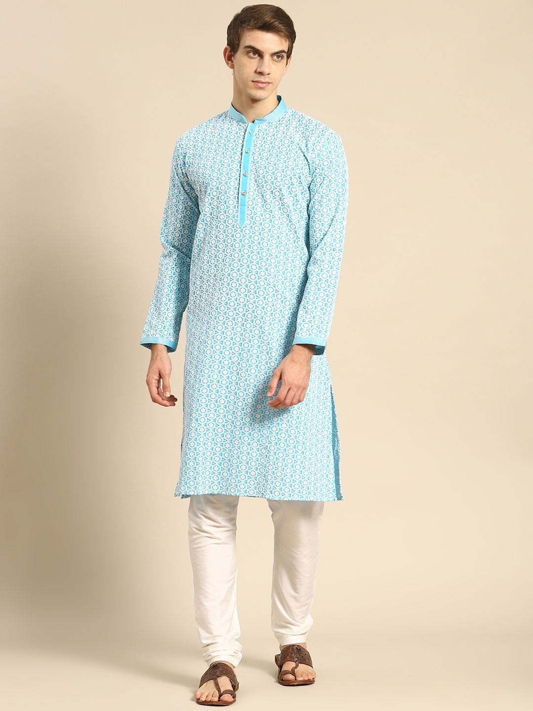 

RAJUBHAI HARGOVINDAS Men Blue & White Ethnic Motifs Embroidered Chikankari Floral Kurta