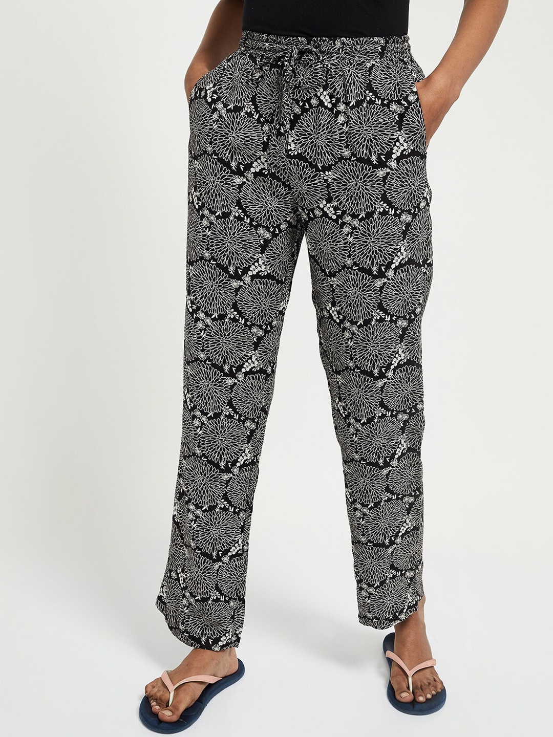 

max Women Black & White Floral Printed Lounge Pants