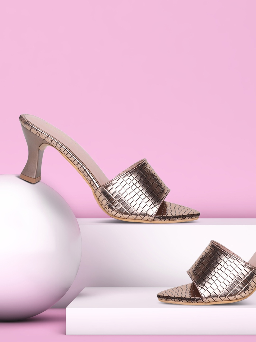 

VALIOSAA Rose Gold Textured Sandals