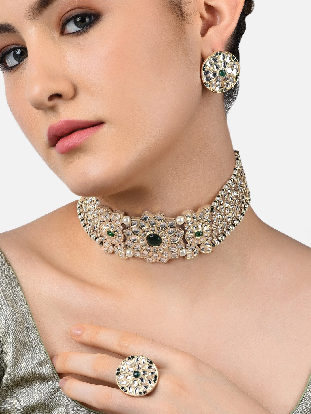 

Zaveri Pearls Green & White-Toned & Gold-Plated Kundan-Studded Jewellery Set