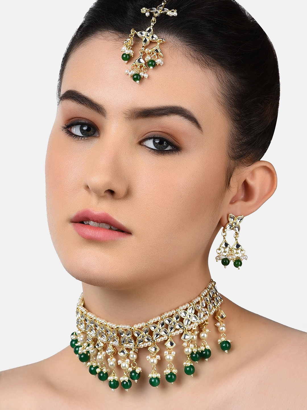 

Zaveri Pearls Gold-Plated White Kundan-Studded & Pearl Beaded Jewellery Set, Green