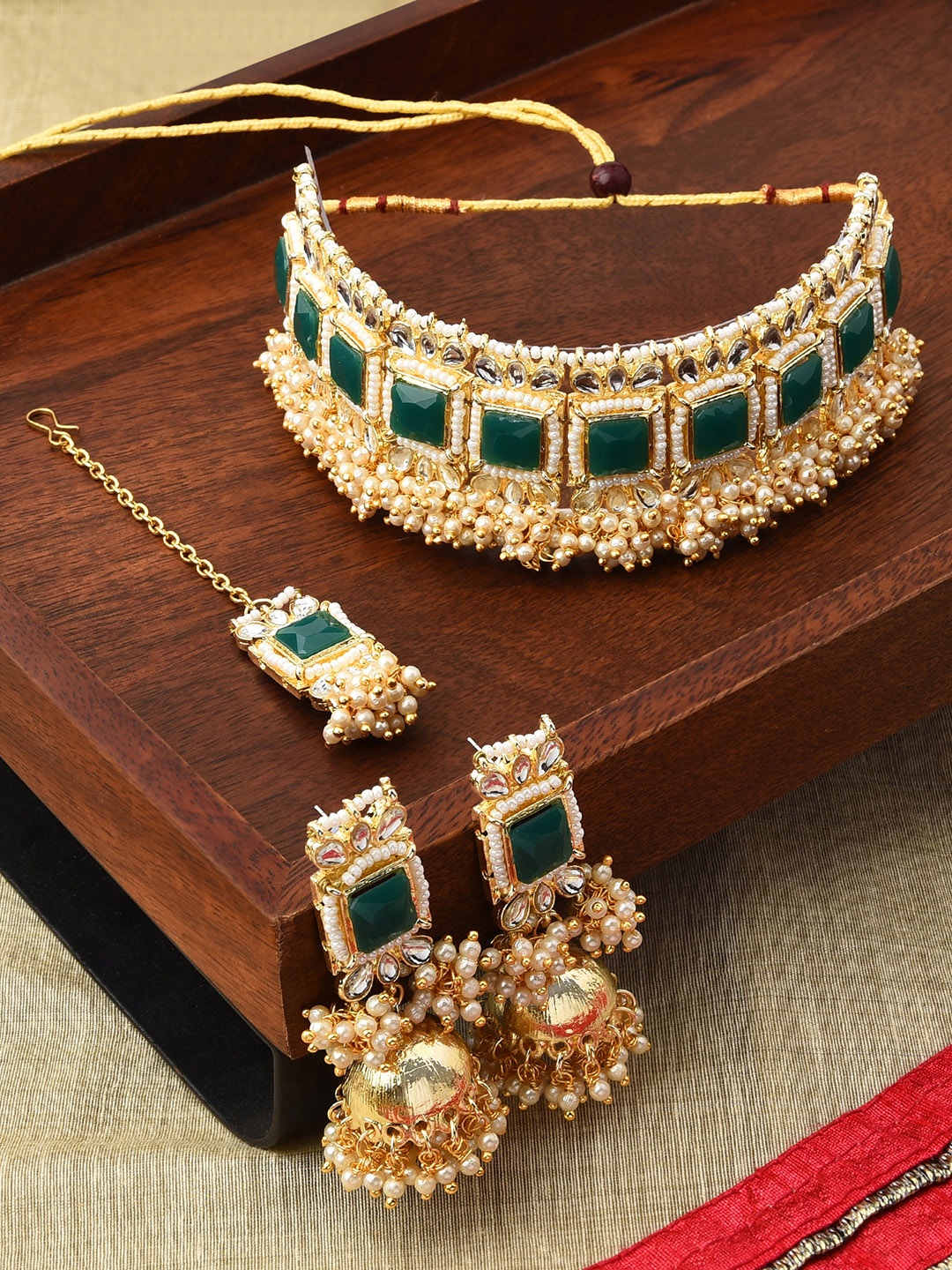 

Zaveri Pearls Gold-Plated Green & White Kundan-Studded & Pearl Beaded Jewellery Set