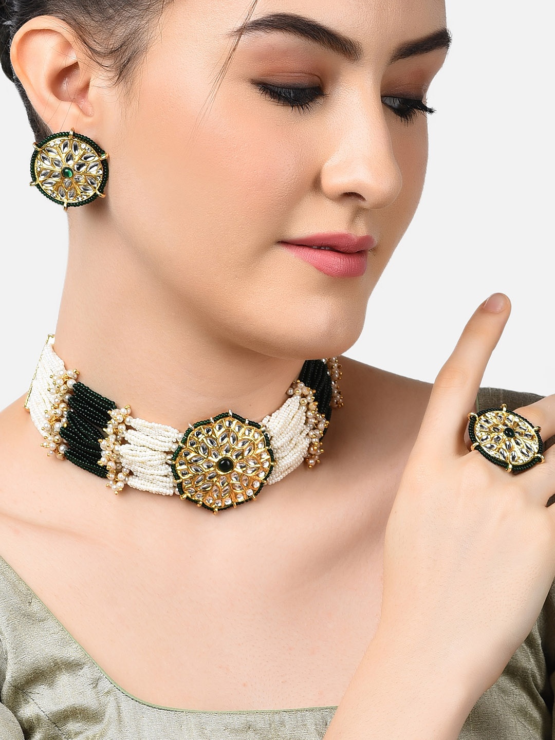 

Zaveri Pearls Green & White-Toned & Gold-Plated Kundan Studded Jewellery Set