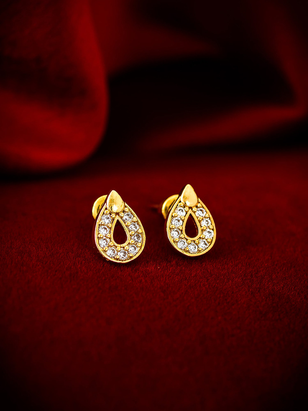 

aadita Gold-Toned Classic Studs Earrings