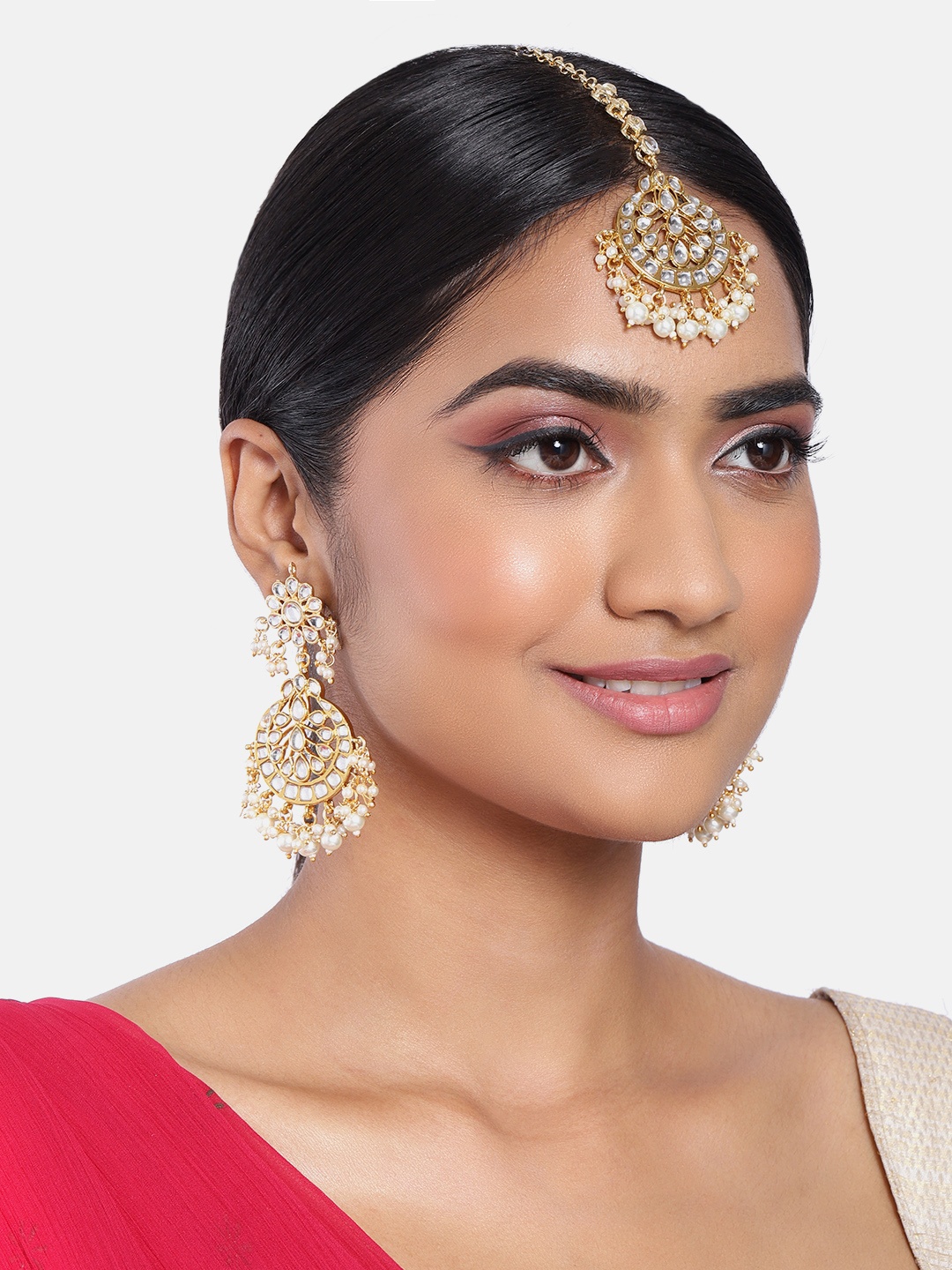 

Peora Gold-Toned White Kundan & Pearl Studded Maang Tika & Earrings