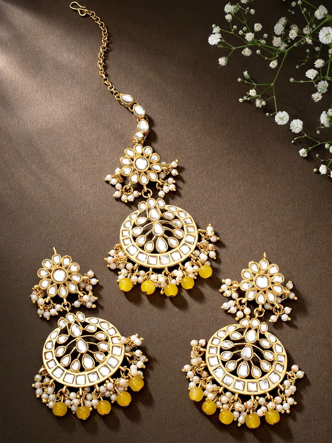 

Peora Yellow & Gold-Toned Kundan & Pearl Studded Maang Tika & Earrings