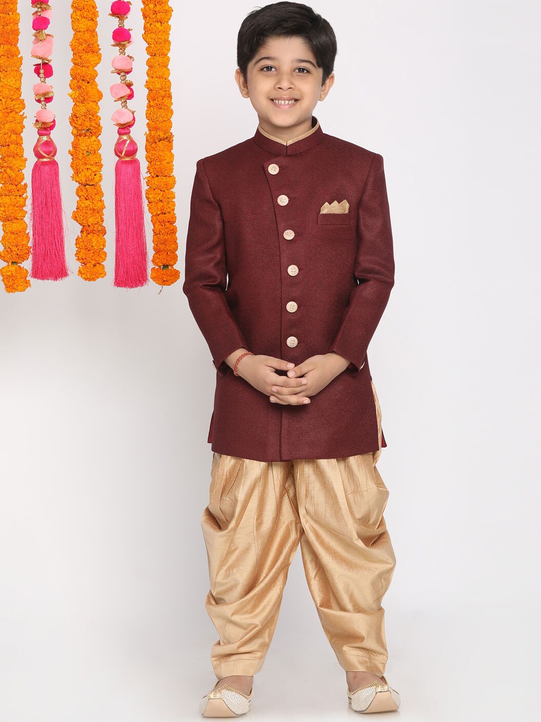 

VASTRAMAY Boys Maroon & Gold-Coloured Solid Slim-Fit Jute Cotton Sherwani Set