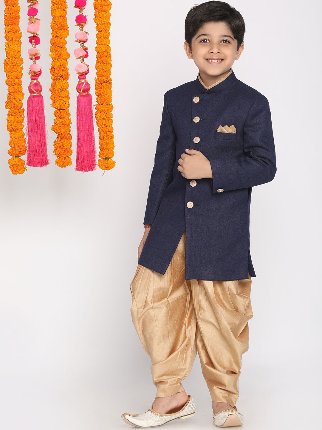 

VASTRAMAY Boys Navy Blue & Gold-Coloured Solid Slim-Fit Jute Cotton Sherwani Set