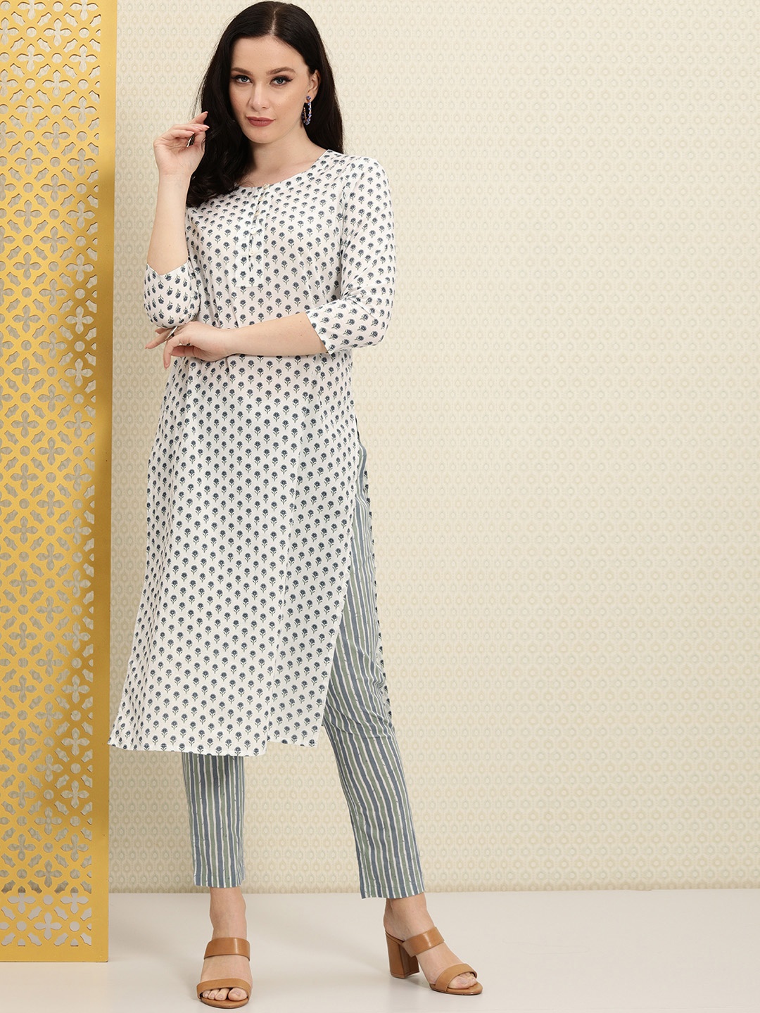 

House of Pataudi Women Grey Floral Printed Regular Pure Cotton Rozana Kurta with Trousers