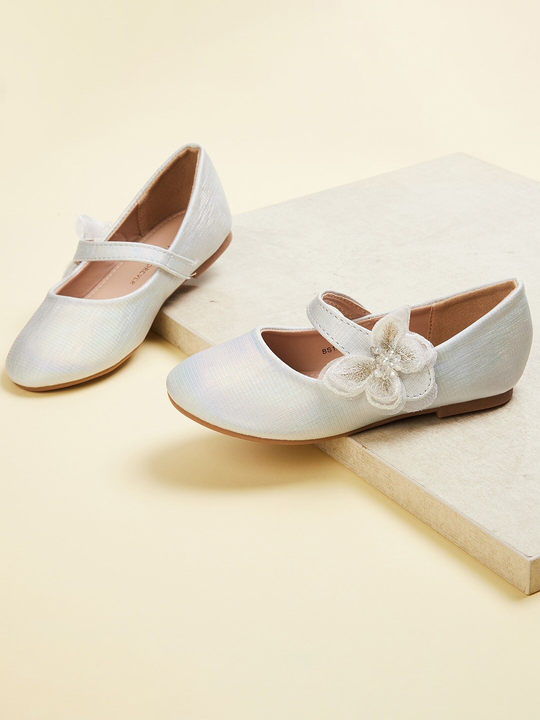 

Fame Forever by Lifestyle Girls Silver-Toned Textured Ballerinas Flats