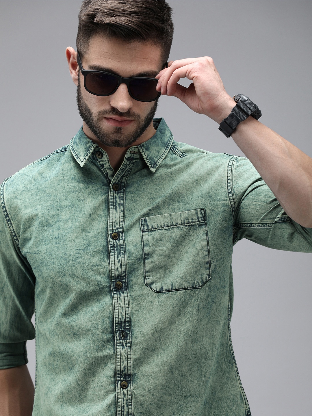 

The Roadster Lifestyle Co Men Green Solid Slim Fit Casual Shirt