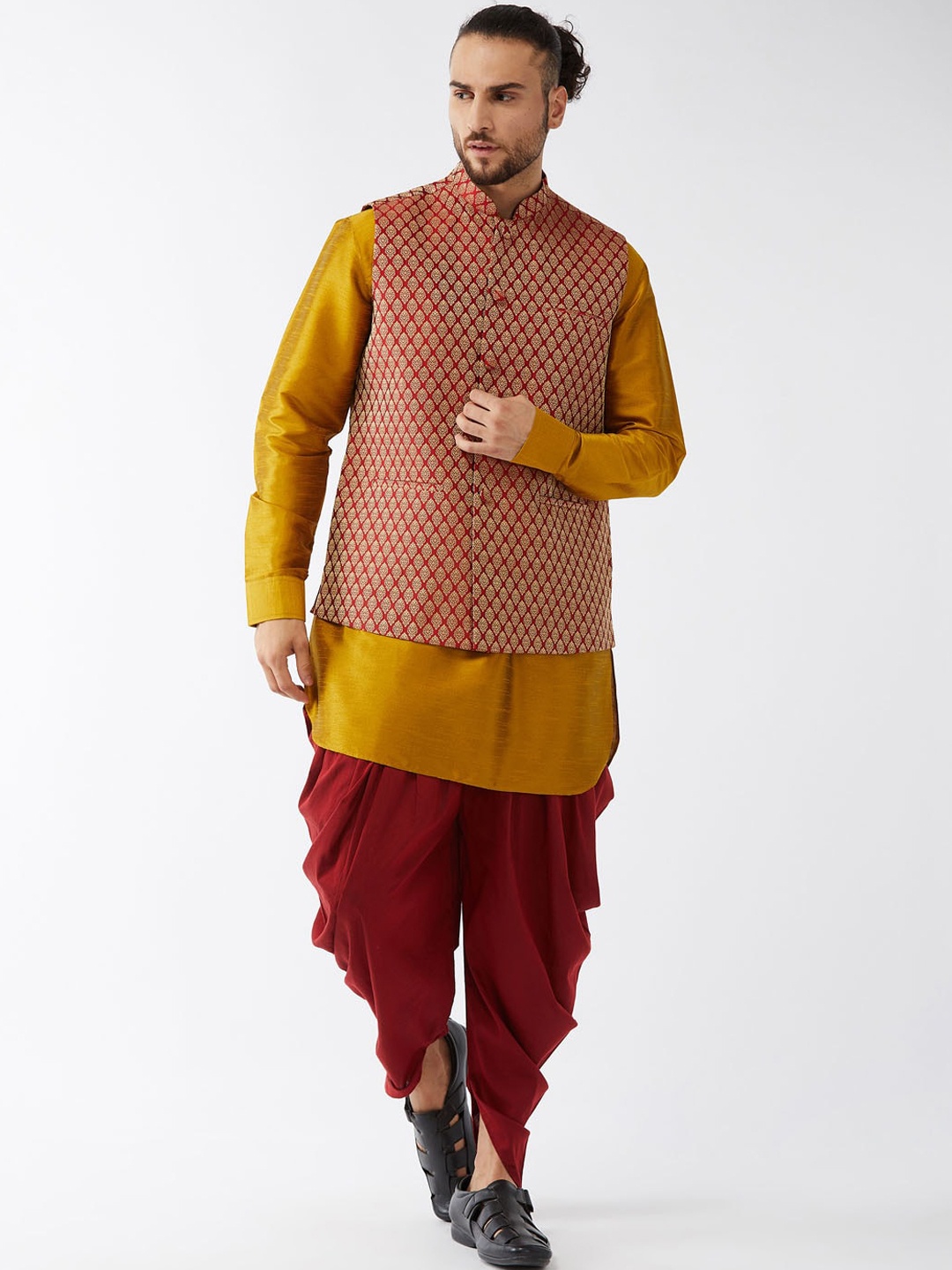

VASTRAMAY Men Mustard Yellow Ethnic Motifs Layered Kurta with Patiala & Jacket