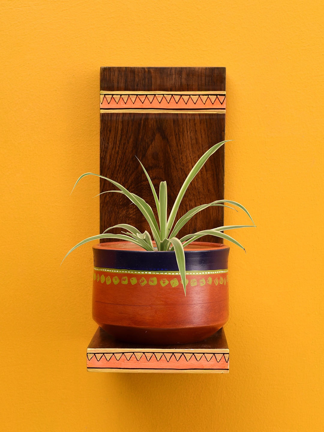 AAKRITI ART CREATIONS Brown & Pink Earthen Planter with Wall Decor Shelf