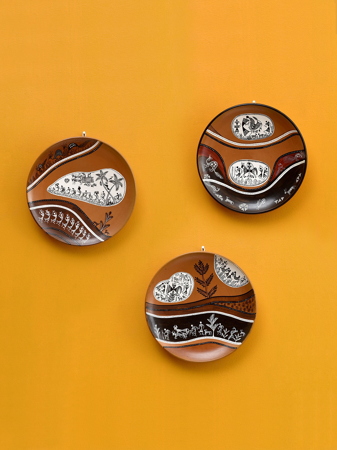 

AAKRITI ART CREATIONS Set of 3 Brown Handpainted Warli Earthen Wall Plates