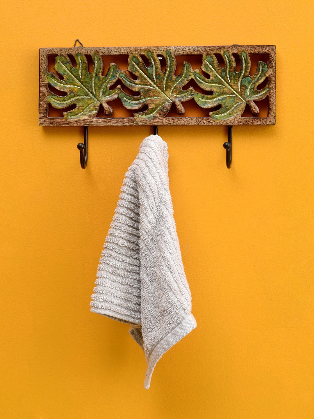 

AAKRITI ART CREATIONS Mustard Brown Autumn Leaf Towel Hanger