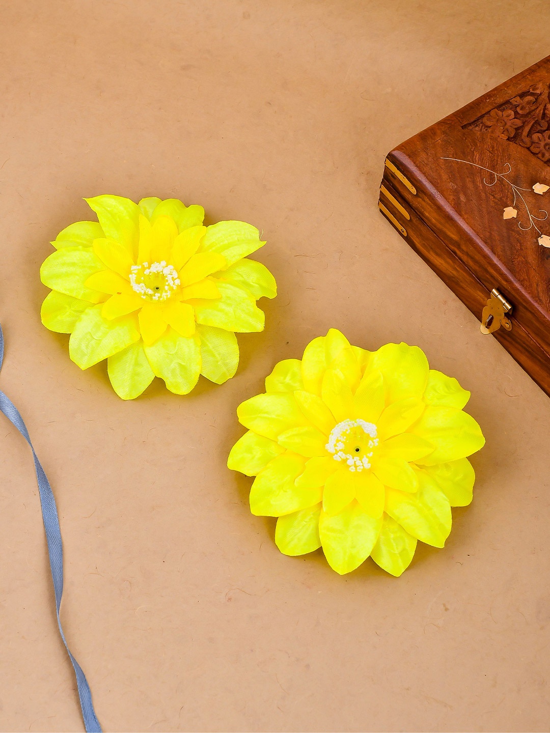 

Silvermerc Designs Women Yellow Set of 2 Lace Alligator Hair Clips