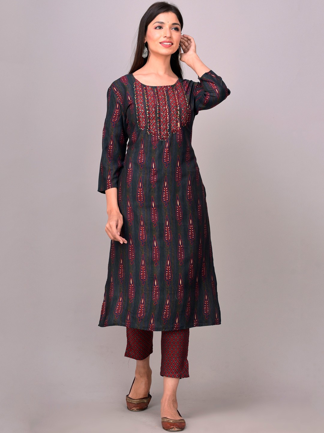 

DIVYANK Women Maroon & Blue Ethnic Motifs Printed Regular Thread Work Kurta with Trousers