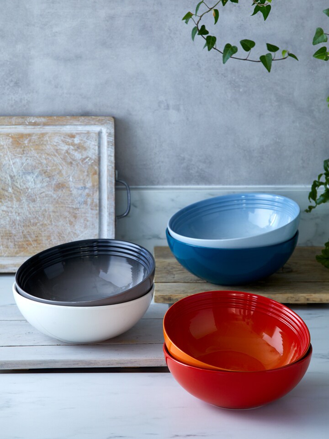 

LE CREUSET Black Solid Serving Bowl