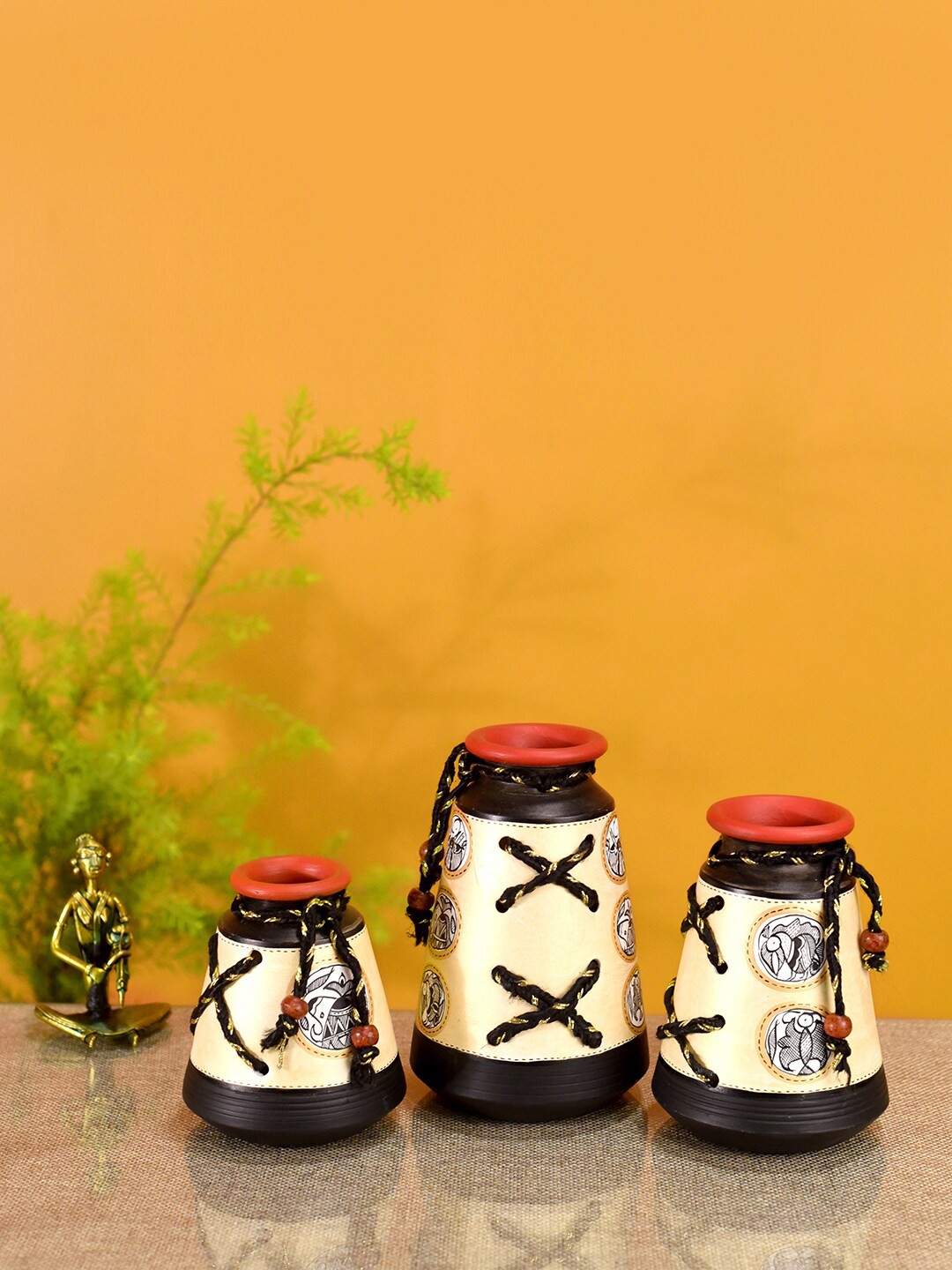 

AAKRITI ART CREATIONS Gold-Coloured Knitted Pattern Earthen Vase Madhubani Art
