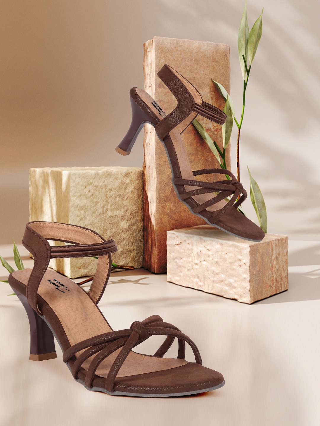 

TWIN TOES Brown Block Sandals Heels