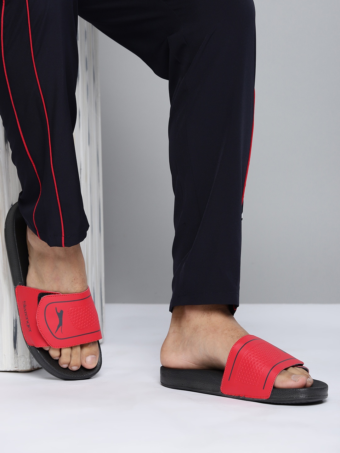 

Slazenger Men Red & Black Textured & Brand Logo Print Sliders