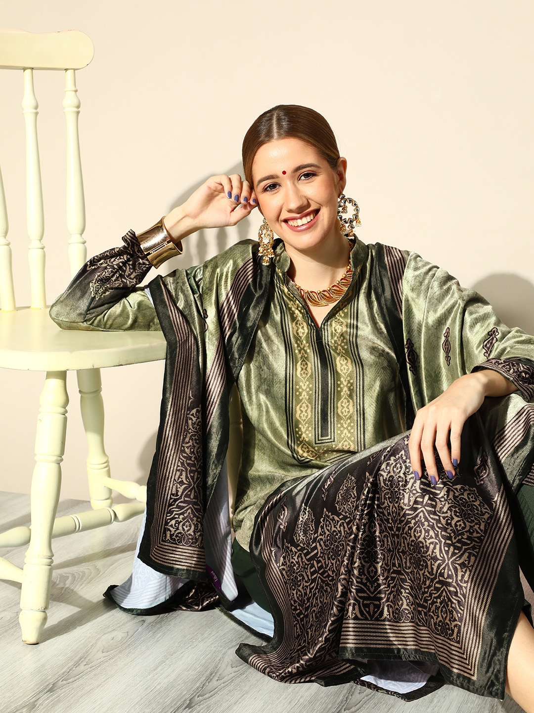 

Libas Women Green Ethnic Printed Regular Velvet Kurta with Trousers & With Dupatta