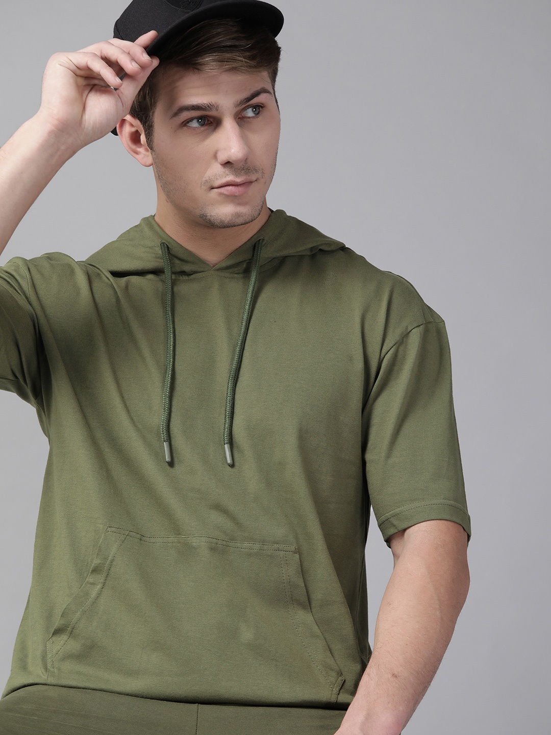 

The Roadster Lifestyle Co Men Olive Green Solid Pure Cotton T-shirt