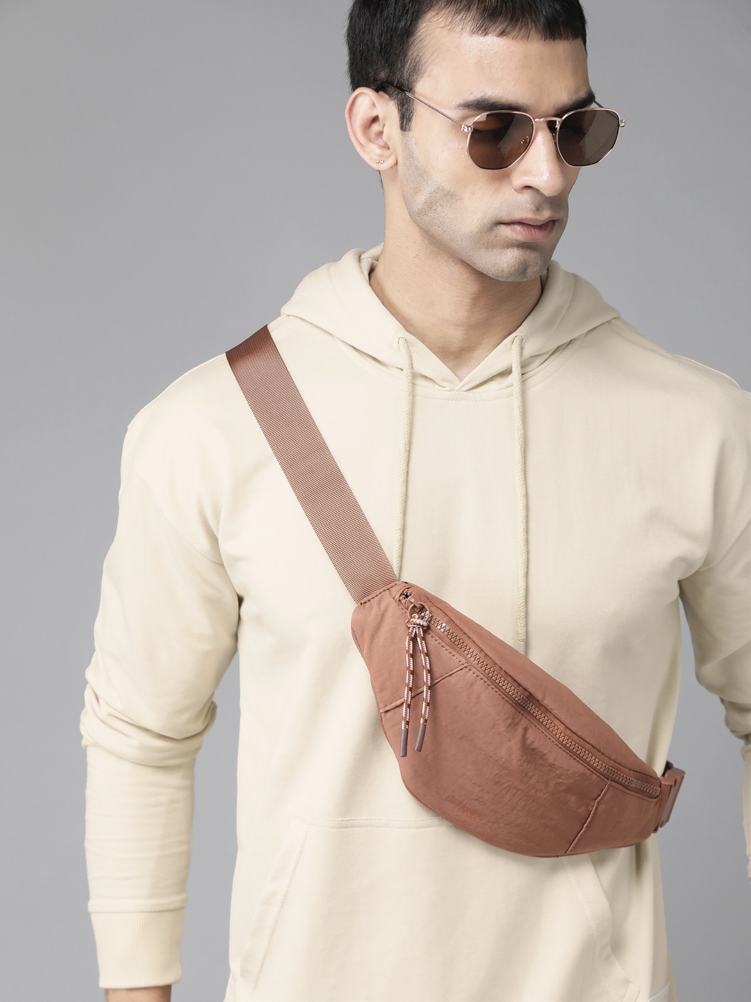 

The Roadster Lifestyle Co Men Cream-Coloured Solid Hooded Sweatshirt