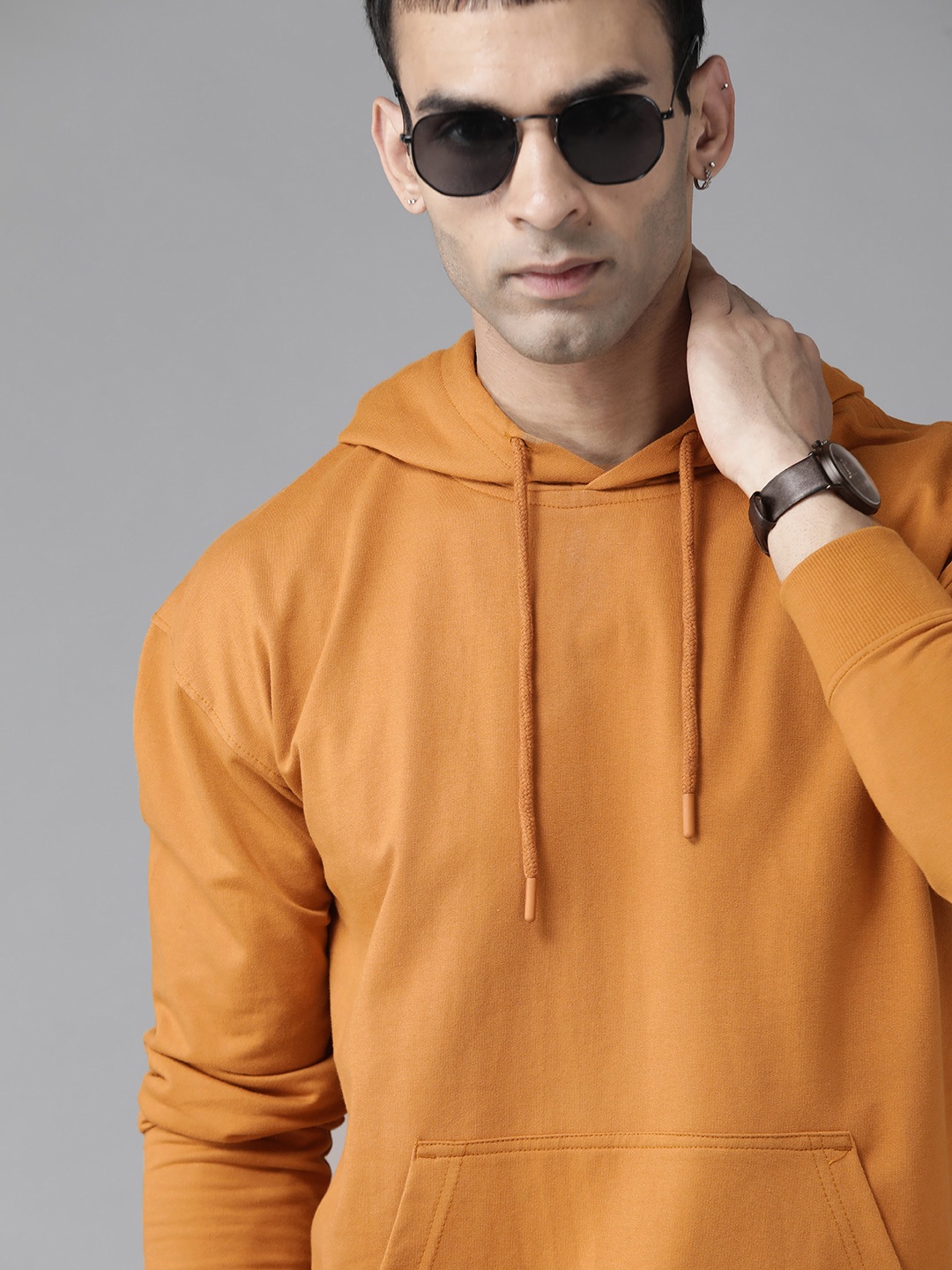 

The Roadster Lifestyle Co Men Brown Solid Hooded Relaxed Fit Sweatshirt